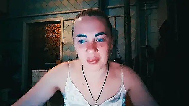 EmmaCat  online show from April 20, 2026, 3:57 pm