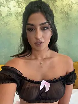 Snapshot of Mia_spicyy chatting on October 18, 2025, 7:43 am Mia spicyy online show from October 18, 2025, 7:43 am