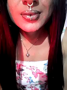 Cutie-Whiskey1 online show from November 3, 2025, 6:33 pm