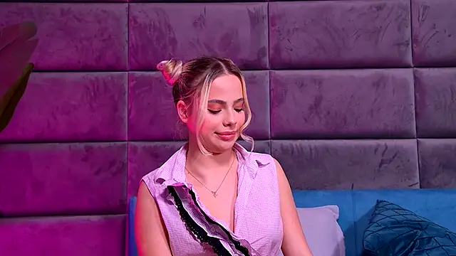 YssabelFox online show from December 13, 2025, 8:04 pm