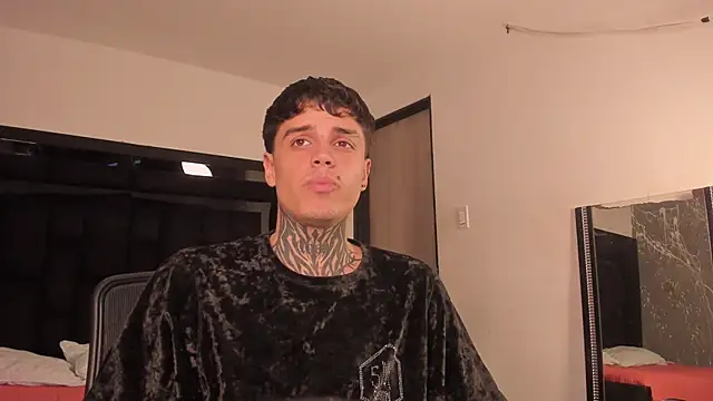 Declan-Fox online show from November 7, 2025, 4:06 am