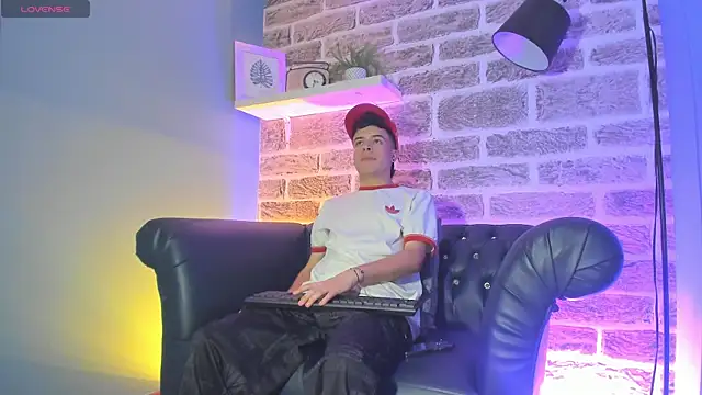 kevinn blue1 online show from November 17, 2025, 9:41 pm