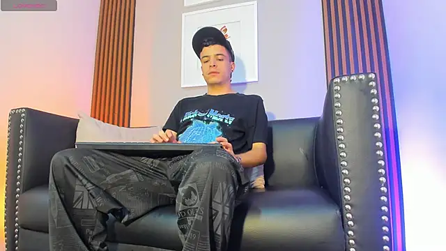 kevinn blue1 online show from November 6, 2025, 11:42 pm