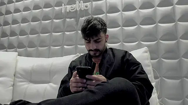 Jack Daniel   online show from November 25, 2025, 2:28 pm