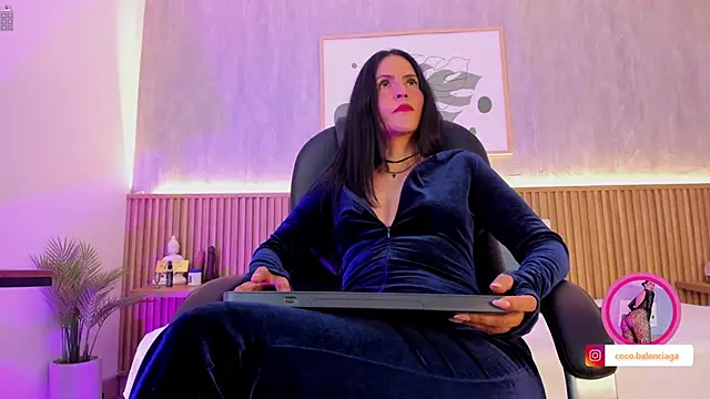 Coco-balenciaga online show from October 17, 2025, 11:45 am