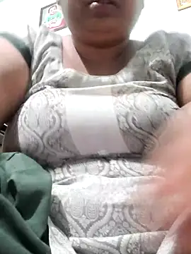 Snapshot of Mmm143 chatting on October 3, 2025, 11:39 pm Mmm143 online show from October 3, 2025, 11:39 pm