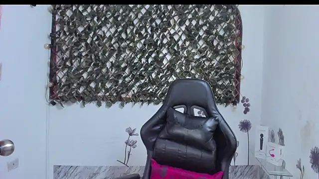 Luna021 1 online show from October 17, 2025, 6:43 pm