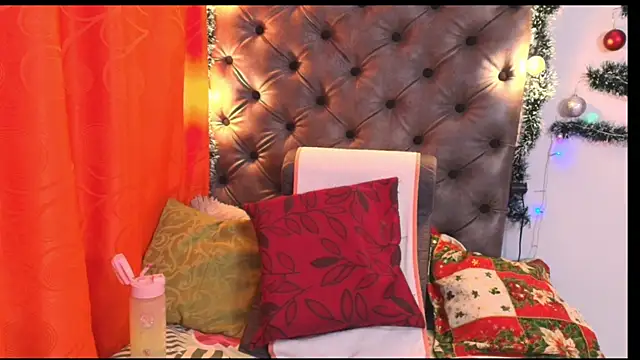 Luna021 1 online show from December 13, 2025, 8:04 pm