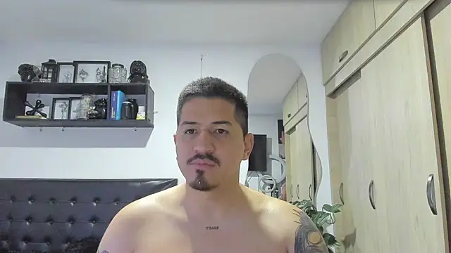 Arnolwilliams online show from September 19, 2025, 11:42 pm