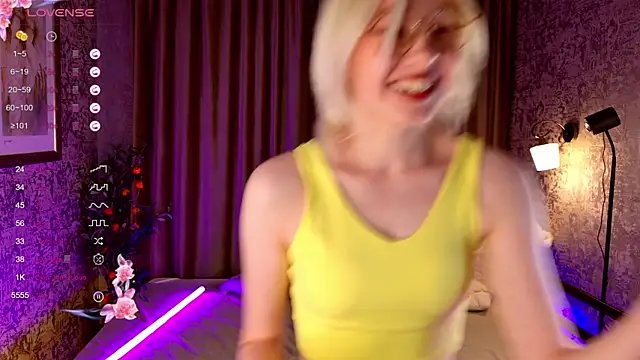 Snapshot of AlettaEve chatting on November 17, 2025, 3:27 pm AlettaEve online show from November 17, 2025, 3:27 pm