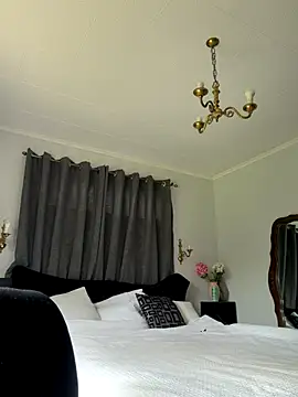 ZoeyJohnson online show from November 13, 2025, 10:57 pm