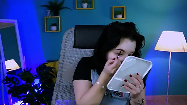 leslierowe  online show from November 4, 2025, 8:12 pm