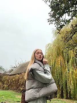 MilaMoone online show from November 10, 2025, 12:43 pm