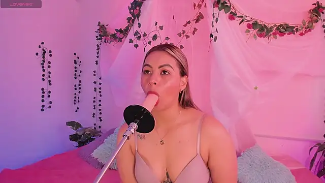 chubbyZoe online show from November 15, 2025, 2:43 pm