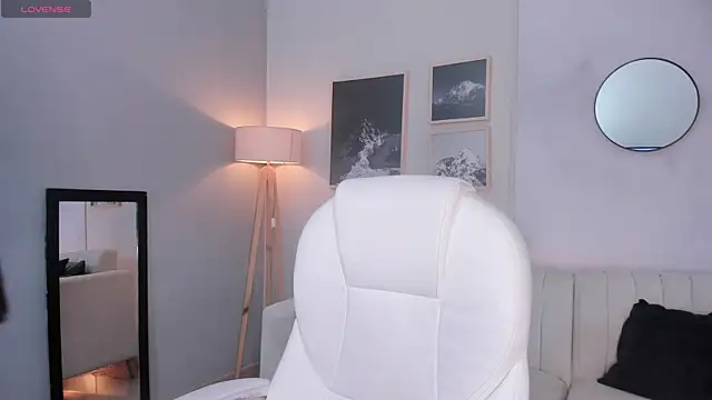 Tiffany Low online show from December 14, 2025, 1:28 pm