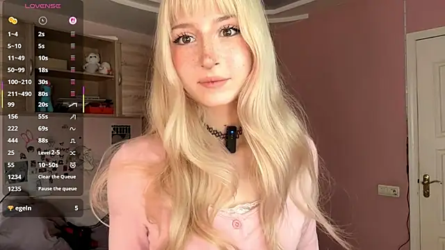 Snapshot of FridaAaberg chatting on November 26, 2025, 7:41 am FridaAaberg online show from November 26, 2025, 7:41 am