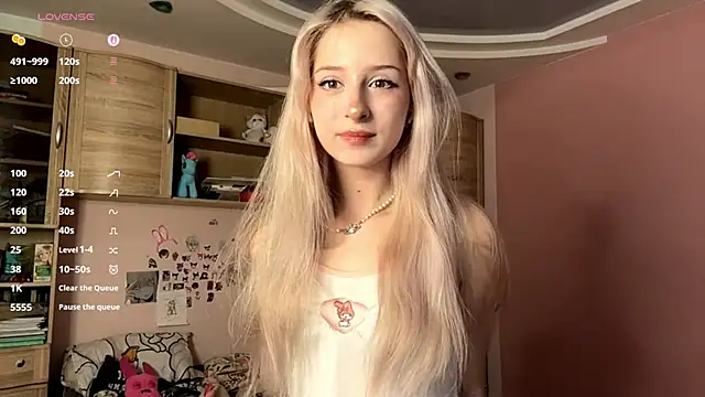 Snapshot of FridaAaberg chatting on October 15, 2025, 7:16 am FridaAaberg online show from October 15, 2025, 7:16 am