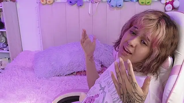 Snapshot of NekoWaifu chatting on April 28, 2026, 2:10 pm NekoWaifu online show from April 28, 2026, 2:10 pm