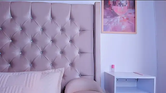 Snapshot of EmmaaHills chatting on October 7, 2025, 9:16 pm EmmaaHills online show from October 7, 2025, 9:16 pm