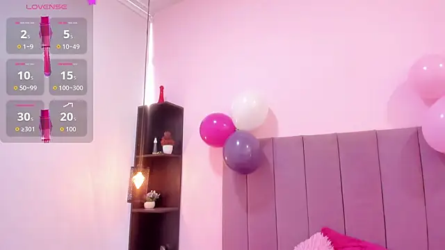 HoollyHendrix online show from November 4, 2025, 8:12 pm