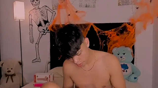 Zacktorres  online show from October 21, 2025, 10:42 pm