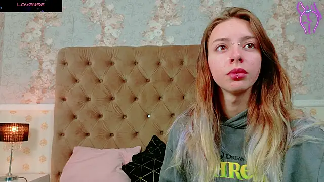 CoraVex online show from October 4, 2025, 3:41 am