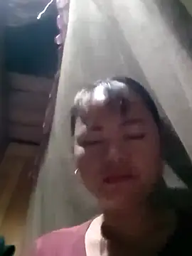 emly-xinh18 online show from October 2, 2025, 5:16 pm