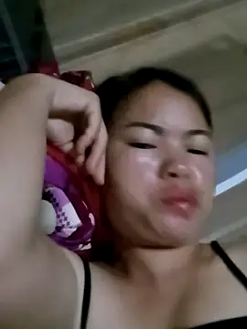 emly-xinh18 online show from October 12, 2025, 1:23 pm