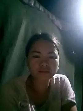 emly-xinh18 online show from September 19, 2025, 1:48 pm