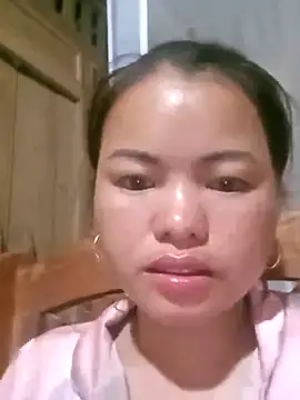 emly-xinh18 online show from September 23, 2025, 12:45 pm