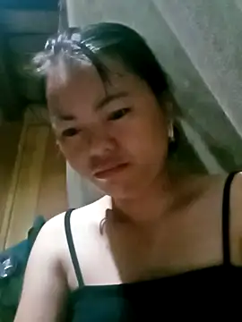 emly-xinh18 online show from October 3, 2025, 8:10 pm