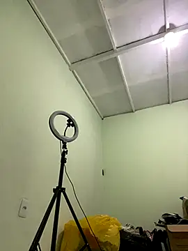 loirinhaaa online show from October 9, 2025, 1:17 am