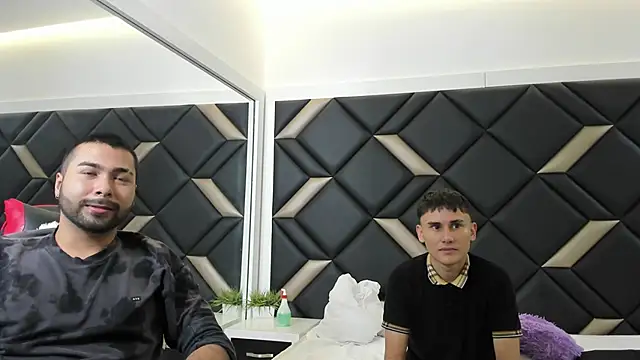 Hot Threesomee online show from November 25, 2025, 1:11 pm