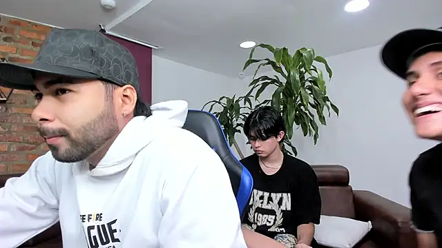 Hot Threesomee online show from October 3, 2025, 1:12 pm