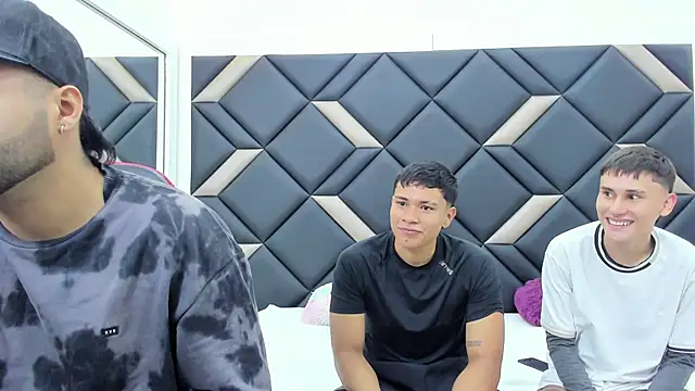 Hot Threesomee online show from December 2, 2025, 1:02 pm