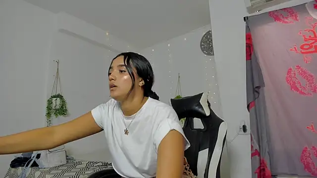 Snapshot of Dakota_x18 chatting on November 7, 2025, 7:29 pm Dakota x18 online show from November 7, 2025, 7:29 pm