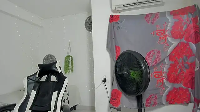 Snapshot of Dakota_x18 chatting on November 8, 2025, 8:23 pm Dakota x18 online show from November 8, 2025, 8:23 pm