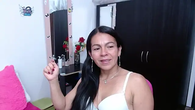 camilavargas  online show from October 12, 2025, 11:06 pm