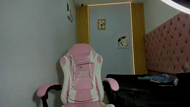 Naomis 35 online show from October 6, 2025, 7:25 pm