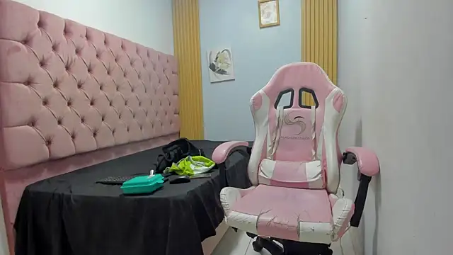 Naomis 35 online show from December 2, 2025, 7:48 pm