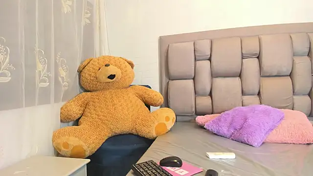 Snapshot of Beauty_Luci chatting on October 18, 2025, 9:55 am Beauty Luci online show from October 18, 2025, 9:55 am