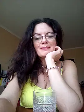 ValeriaLove43211 online show from September 28, 2025, 3:52 pm