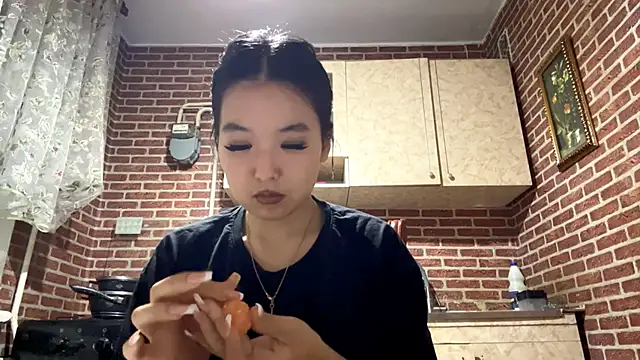 Snapshot of EmmaLeexth chatting on November 4, 2025, 1:04 pm EmmaLeexth online show from November 4, 2025, 1:04 pm