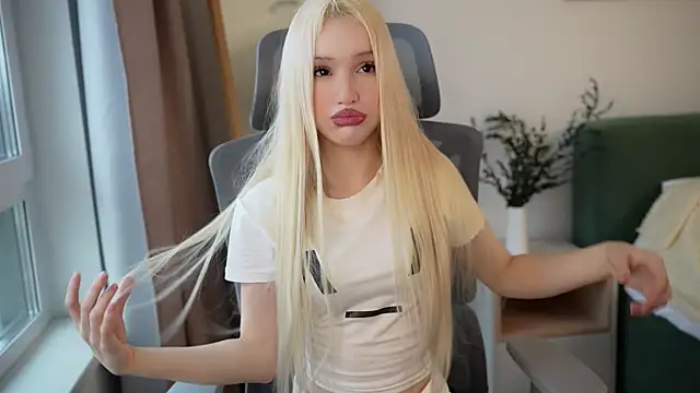 Snapshot of Laura_Obsidian chatting on November 1, 2025, 7:13 am Laura Obsidian online show from November 1, 2025, 7:13 am