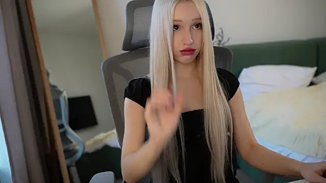 Snapshot of Laura_Obsidian chatting on November 10, 2025, 7:13 am Laura Obsidian online show from November 10, 2025, 7:13 am