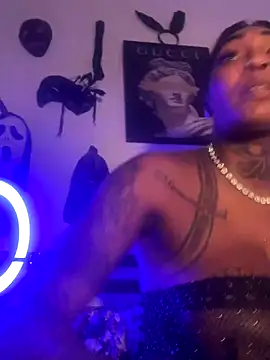 QUEENCALIMOD online show from November 17, 2025, 8:29 am