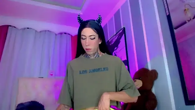 Julia Bulette1 online show from April 5, 2026, 1:18 pm