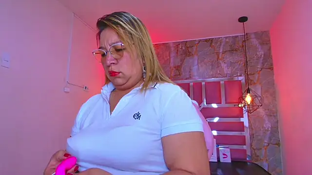 MaylinRosse  online show from November 18, 2025, 7:28 pm