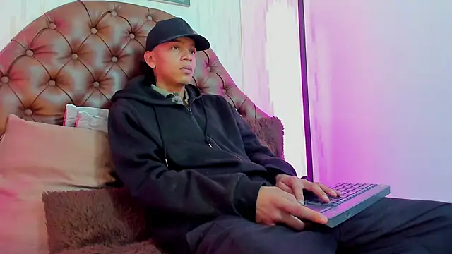 noah blake0 online show from September 26, 2025, 2:40 am