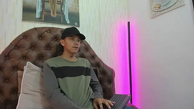 noah blake0 online show from September 18, 2025, 2:14 am